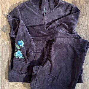 😊 Two piece - Harold's Brown Velvet Zip-Up Hoodie with Floral Accent